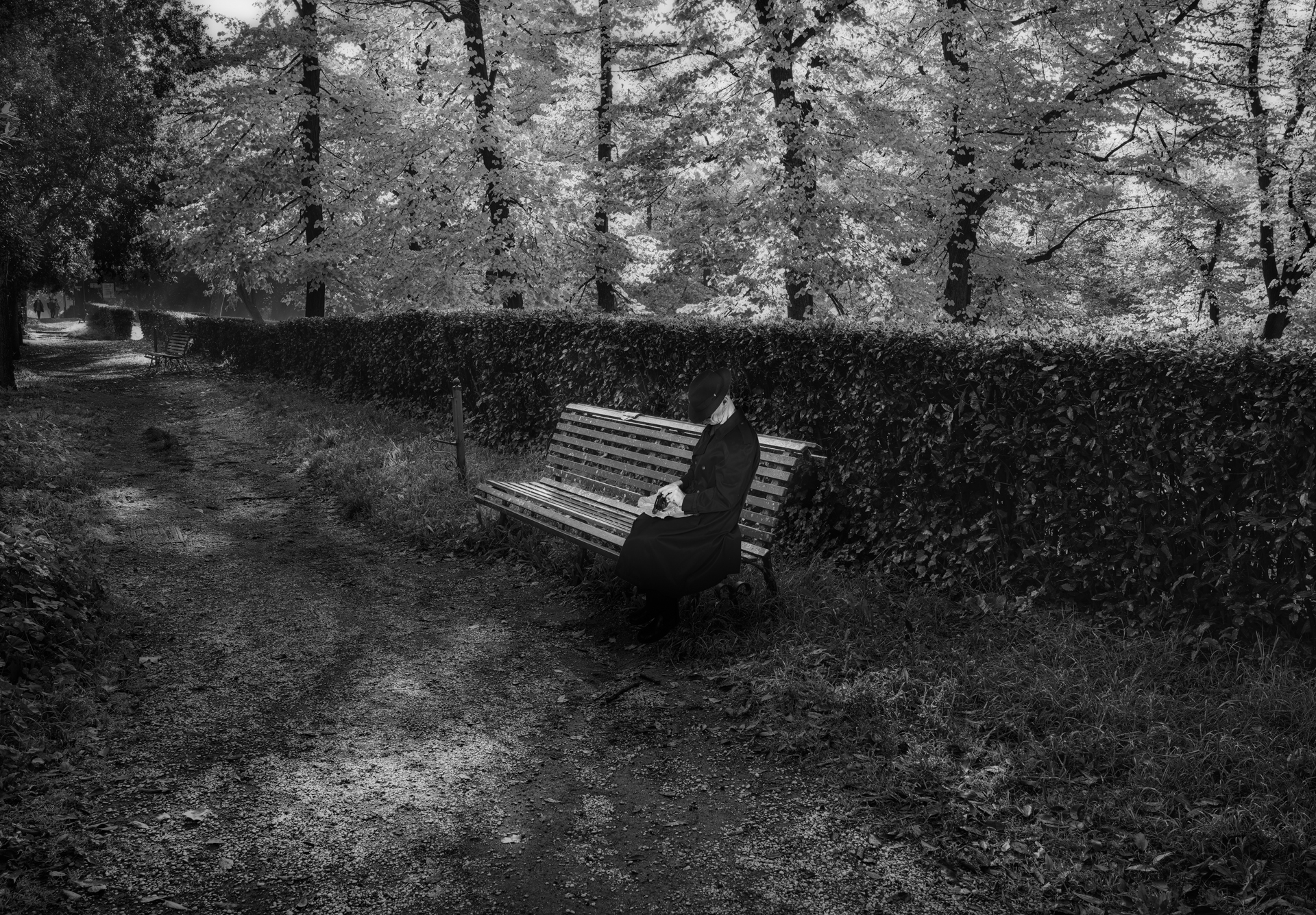 Shadow-Man-Loading-Gun-Villa-Borghese-BW-lift-Shadows